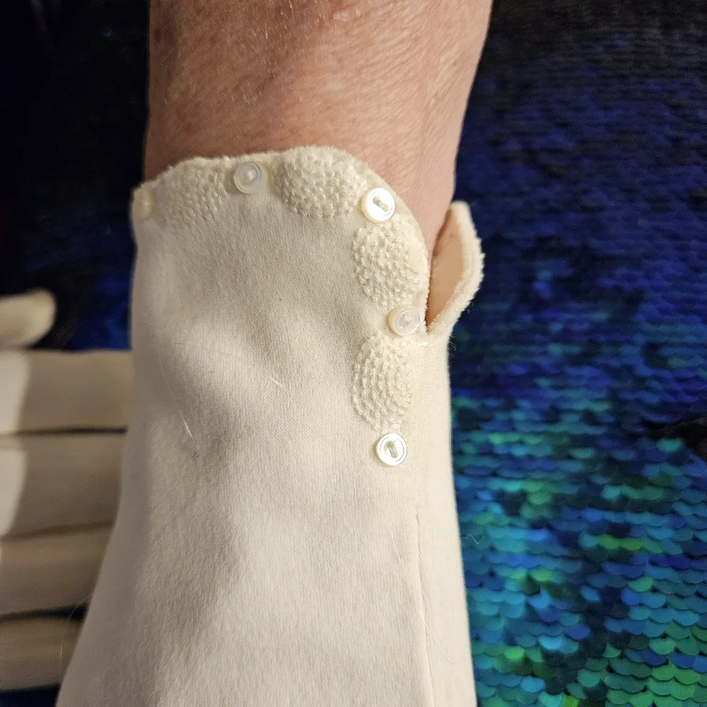 Vintage ivory cream finger gloves button beed embellished Wrist Detail Prom